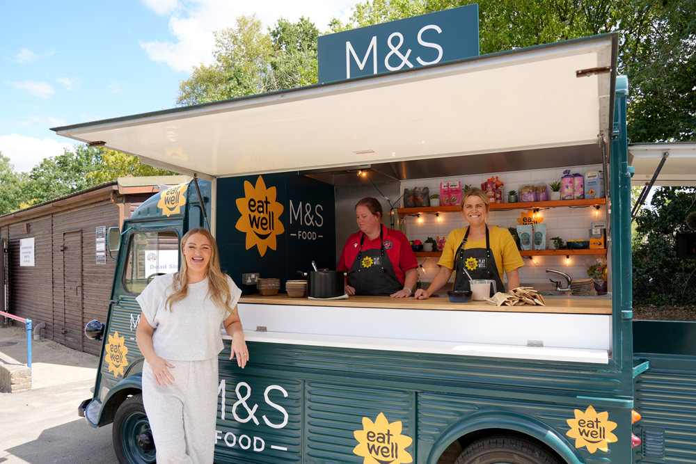 Broadcaster serves up a nutritious meal to Farncombe Youth FC players
